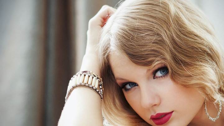 Taylor Swift Red Lips Blue Eyes Cute Face Closeup